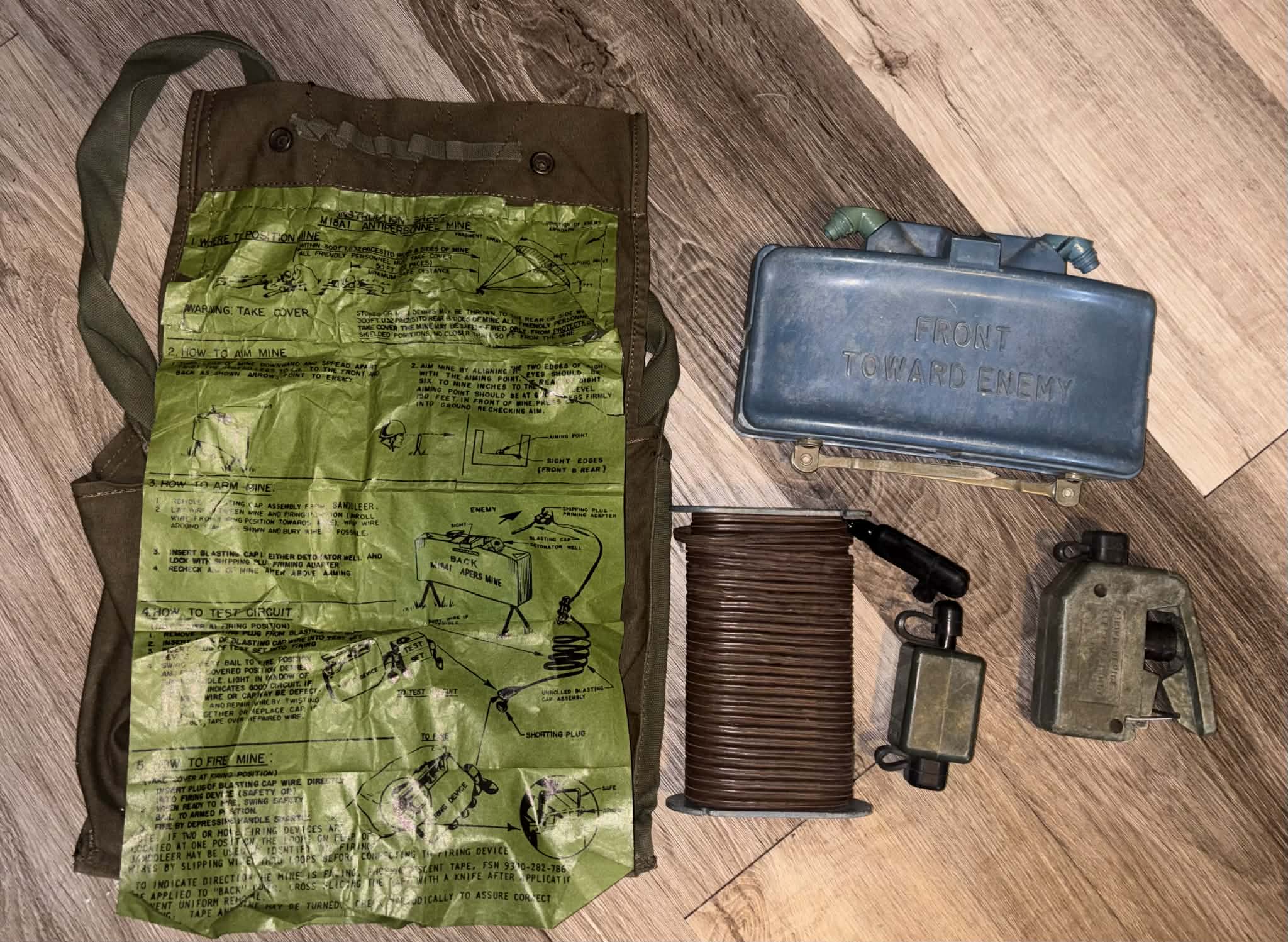 INERT M18A1 CLAYMORE MINE DISPLAY SET – COMPLETE TRAINING / COLLECTOR'S KIT