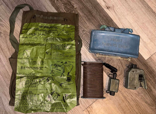 INERT M18A1 CLAYMORE MINE DISPLAY SET – COMPLETE TRAINING / COLLECTOR'S KIT