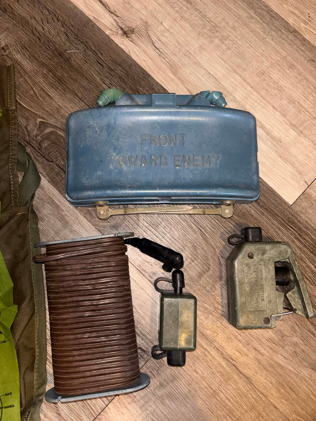 INERT M18A1 CLAYMORE MINE DISPLAY SET – COMPLETE TRAINING / COLLECTOR'S KIT
