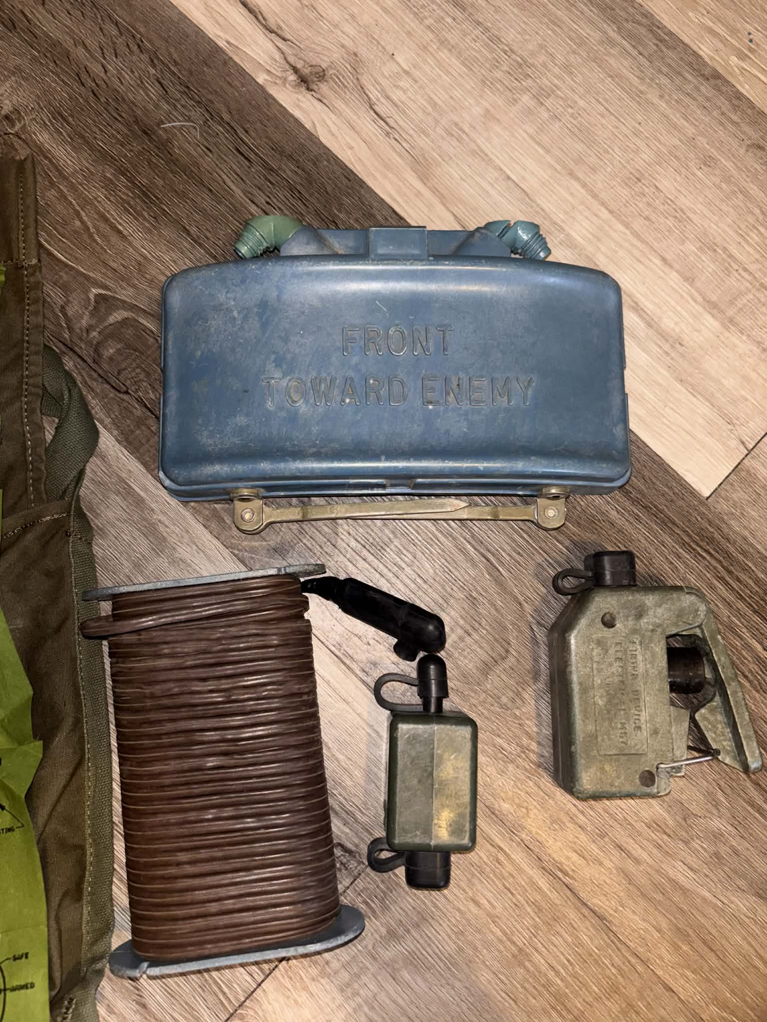 INERT M18A1 CLAYMORE MINE DISPLAY SET – COMPLETE TRAINING / COLLECTOR'S KIT